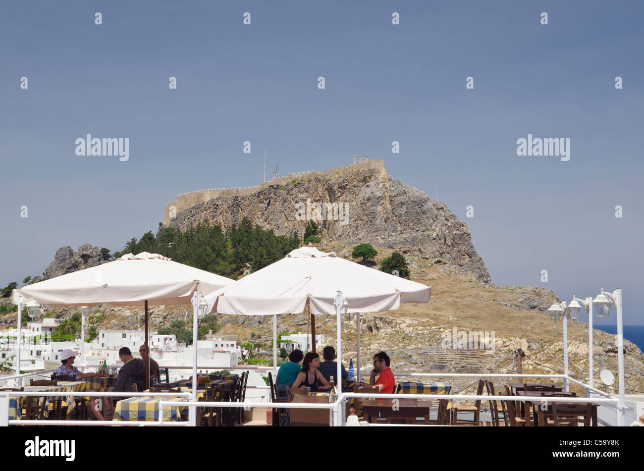 Restaurant sur le toit avec vue sur l'Acropole de Lindos, Rhodes, Grèce Banque D'Images