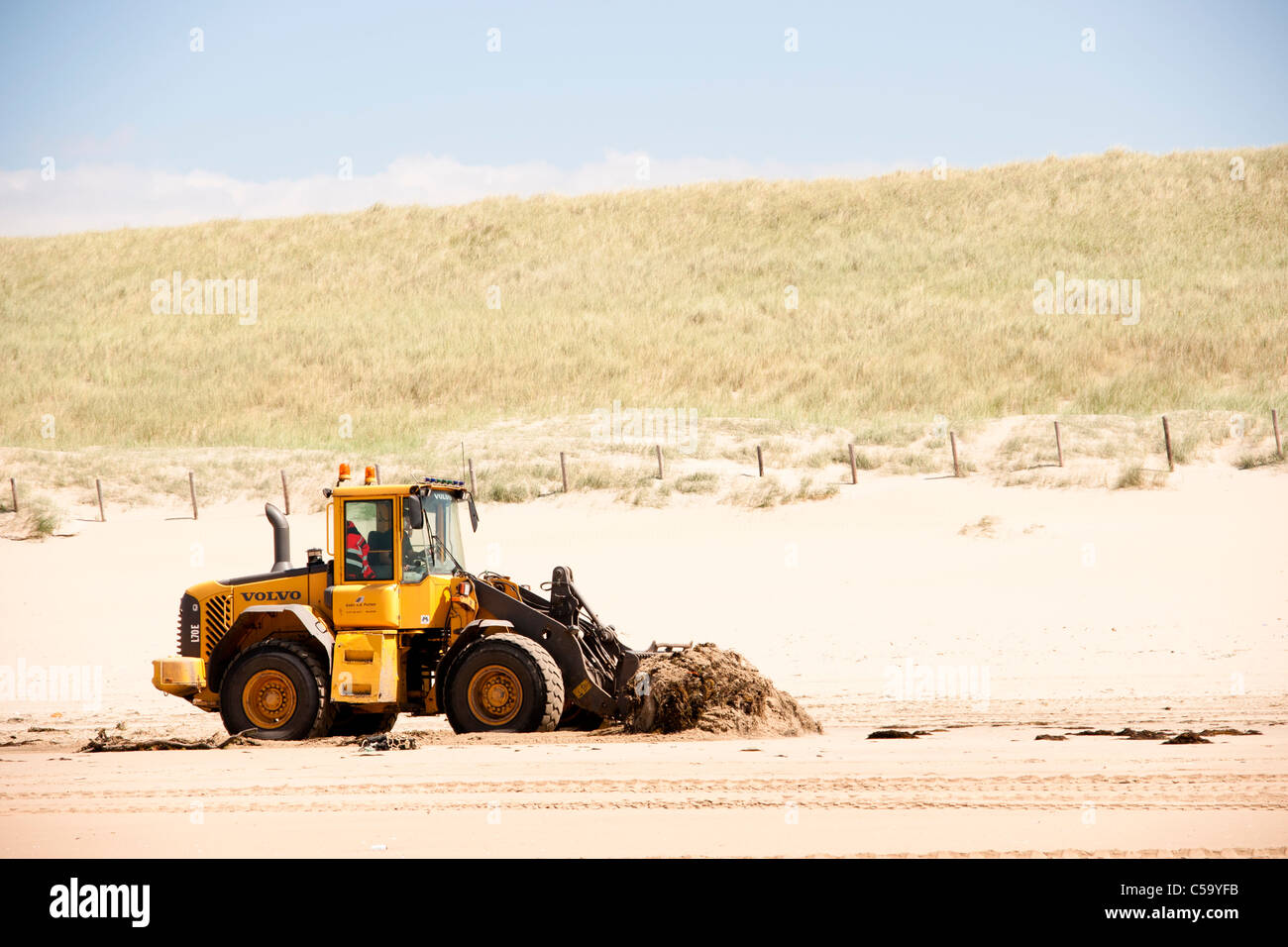 Volvo L70E Chargeur à roues à l'œuvre à une plage. Banque D'Images