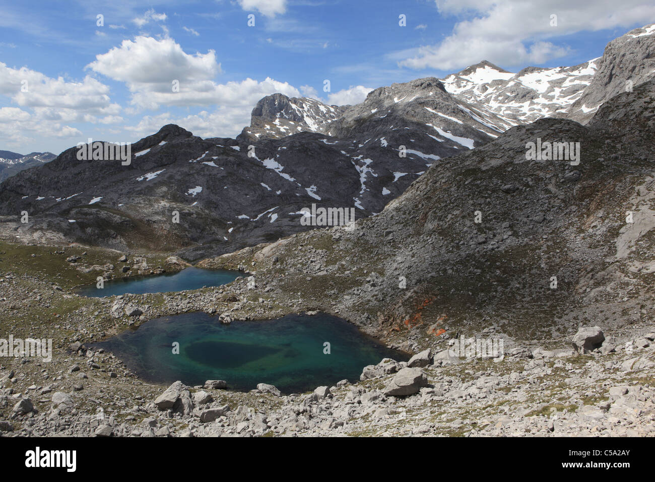 Lacs glaciaires à Los Urrieles, le bloc central de Picos de Europa [calcaire] montagnes en Cantabrie, Espagne, à partir de [EL] Câble Banque D'Images