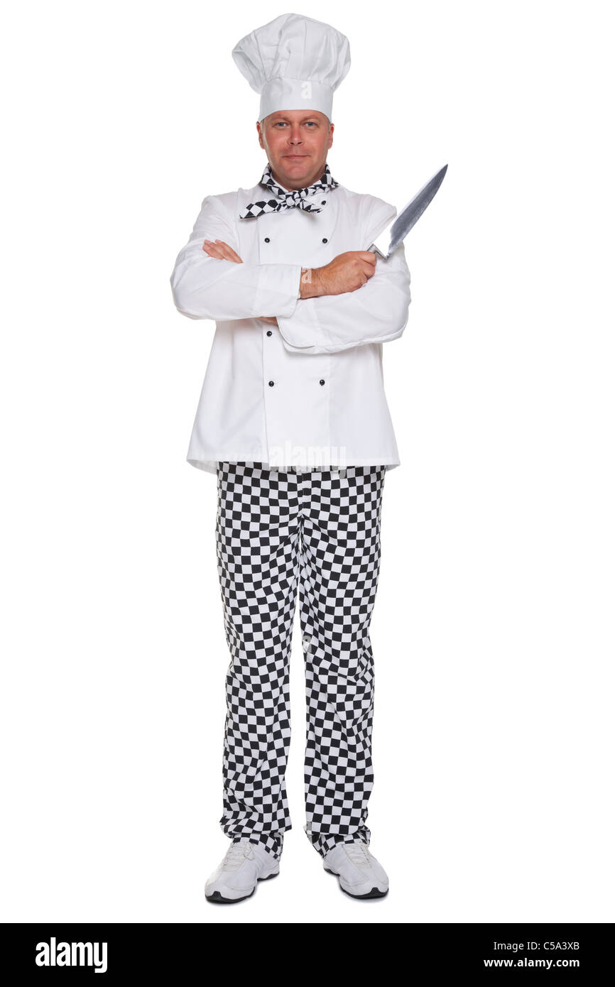 Photo d'un chef en uniforme avec ses bras croisés tenant un couteau isolé sur un fond blanc. Banque D'Images