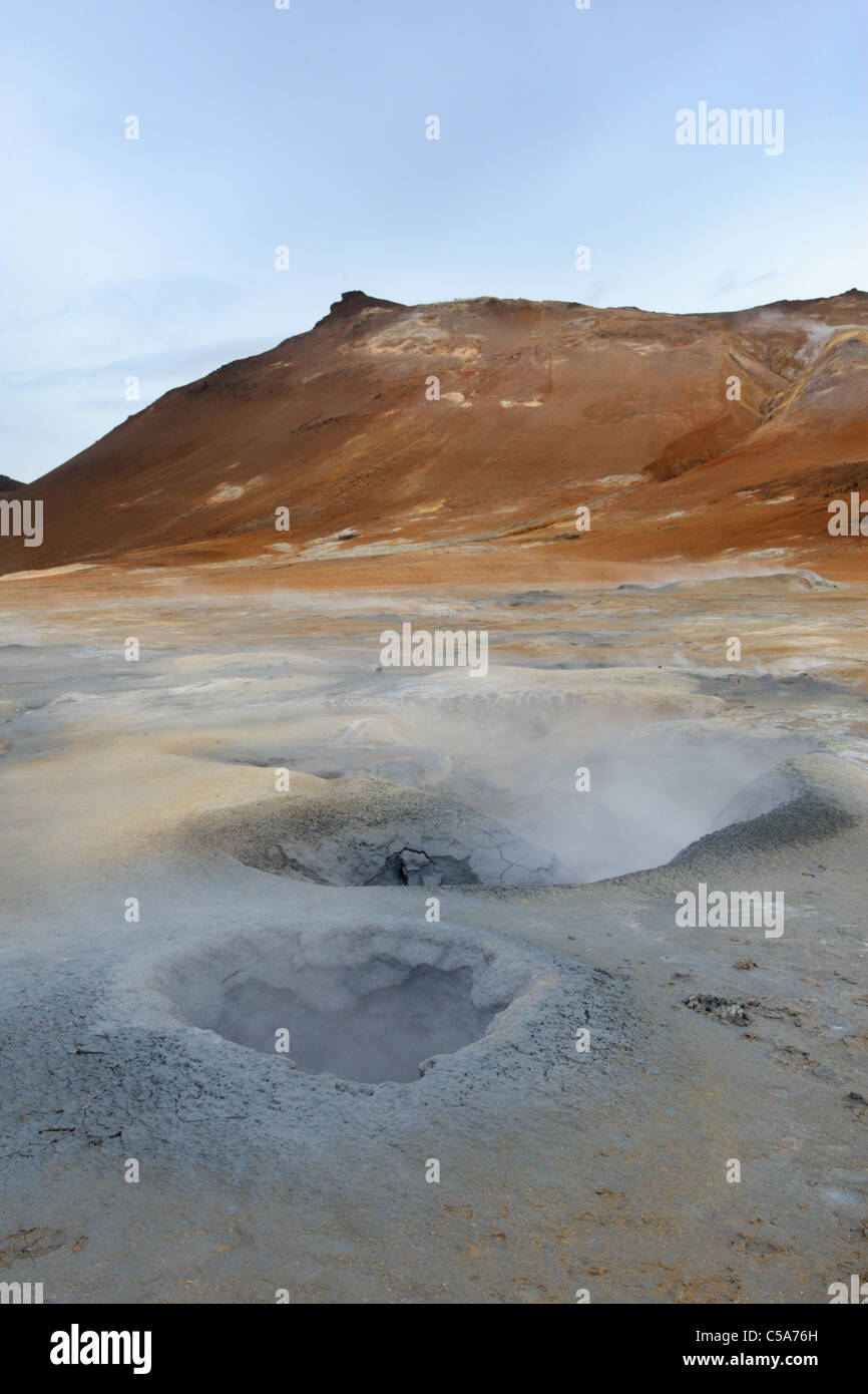 Piscine de boue bouillante, Namafjall zone géothermique, près du lac Myvatn, au nord-est, l'Islande Banque D'Images