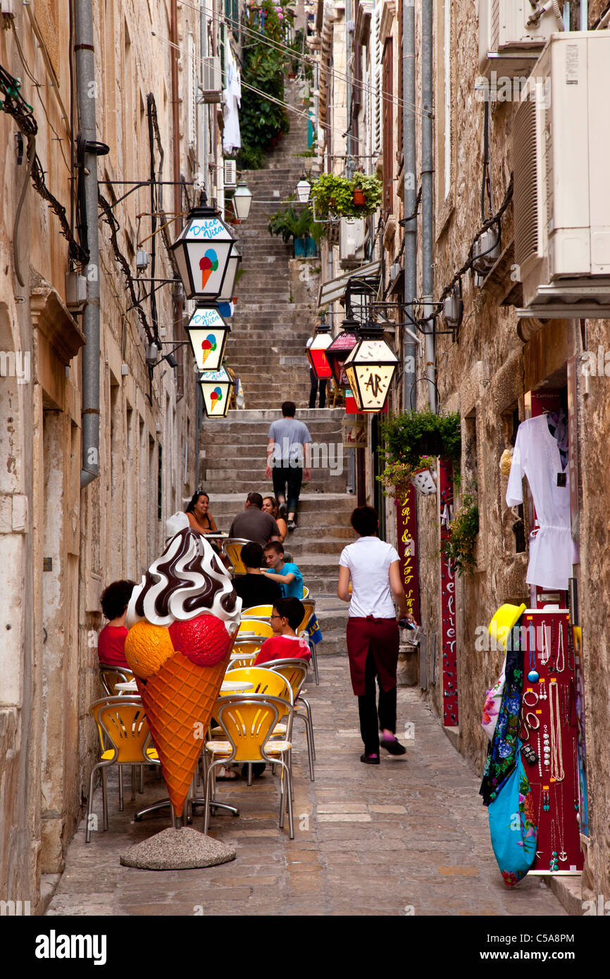 Vue d'une petite rue pavée de marbre, dans la vieille ville de Dubrovnik, Dalmatie Croatie Banque D'Images