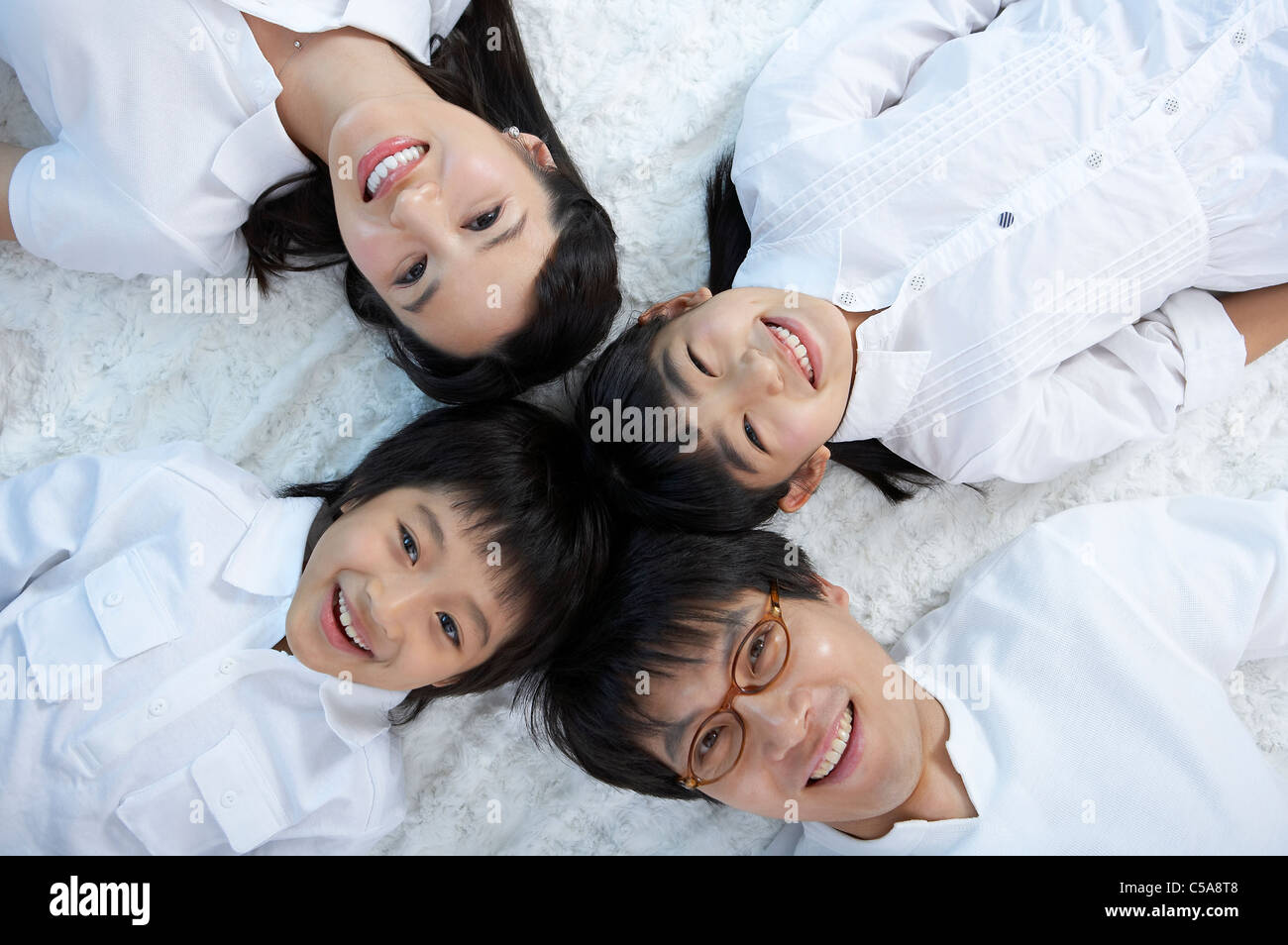 Portrait of Family enjoying on bed Banque D'Images