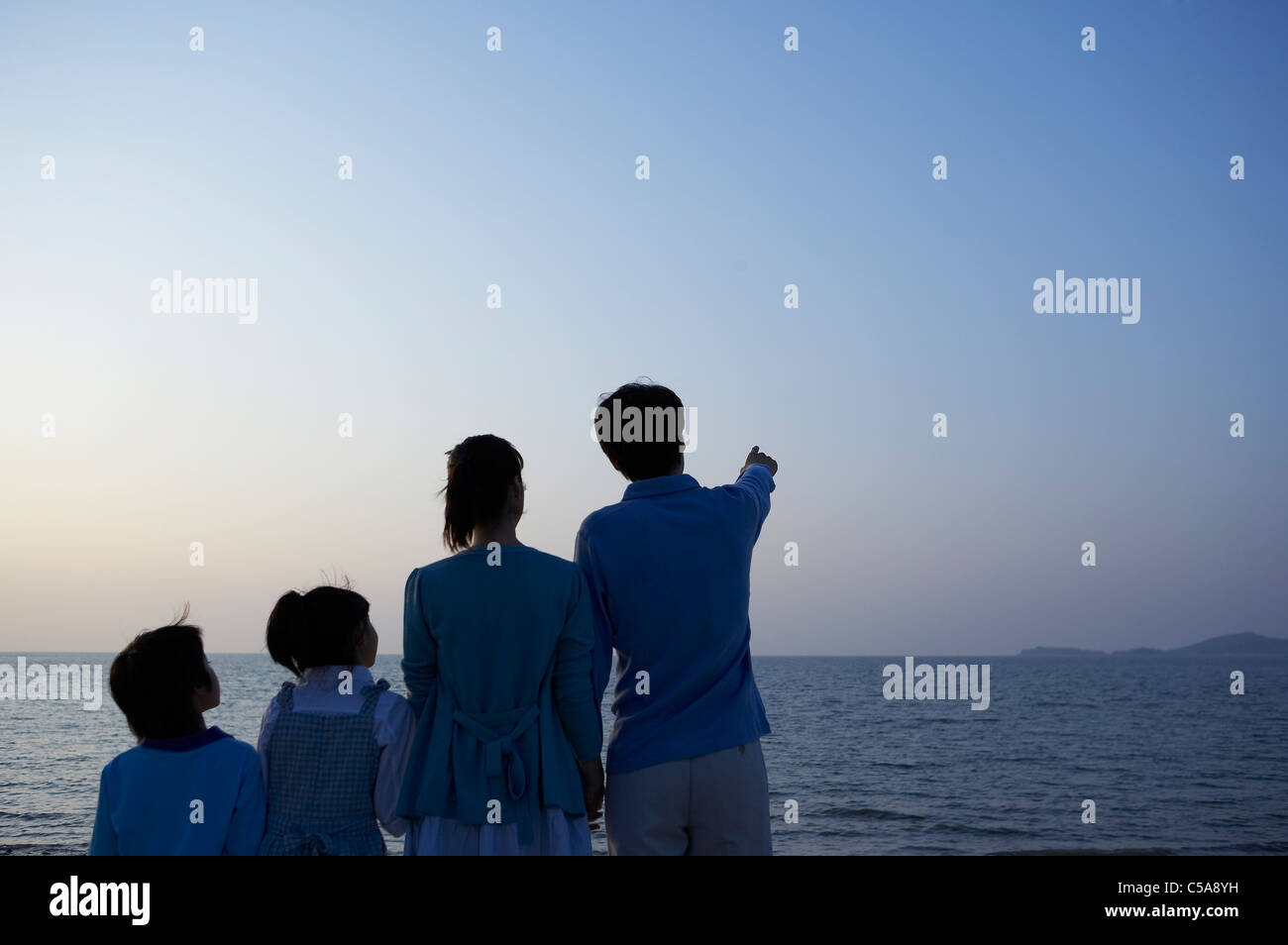 Famille avec vue sur mer Banque D'Images