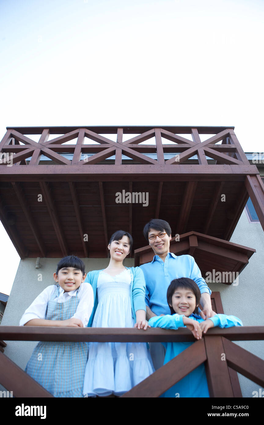 Portrait de famille bénéficiant à balustrade Banque D'Images