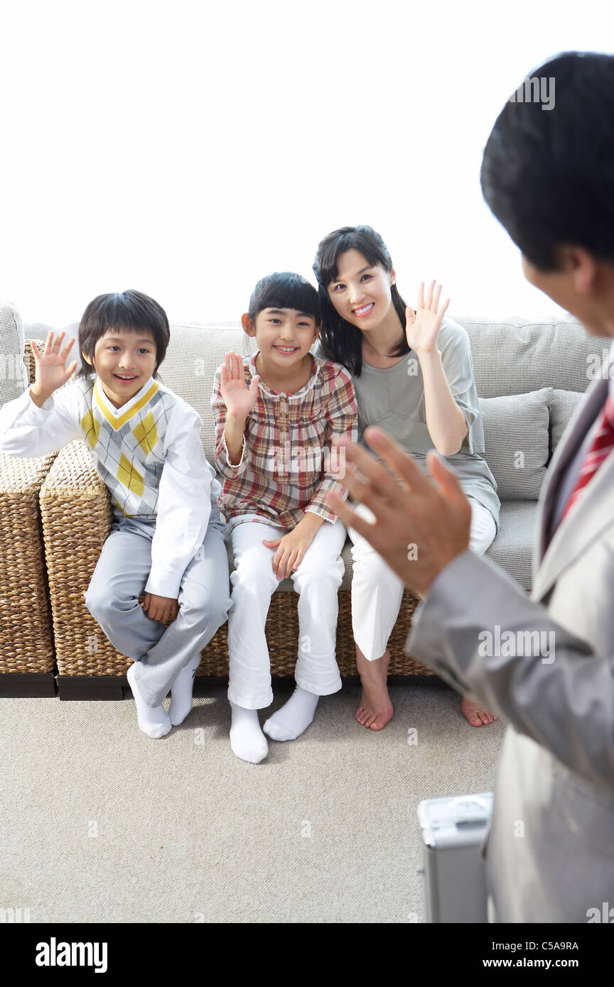 Les enfants avec la mère forme au père Banque D'Images