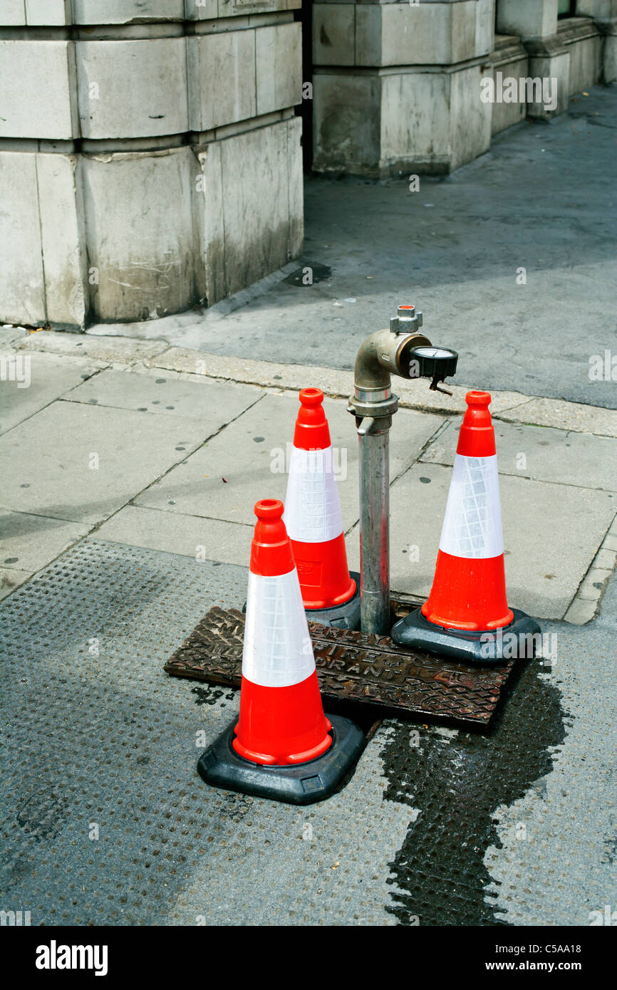 Secteur de l'eau d'incendie et de la pression avec des cônes de sécurité, Baker Street, Marylebone, Londres, Royaume-Uni, Europe Banque D'Images