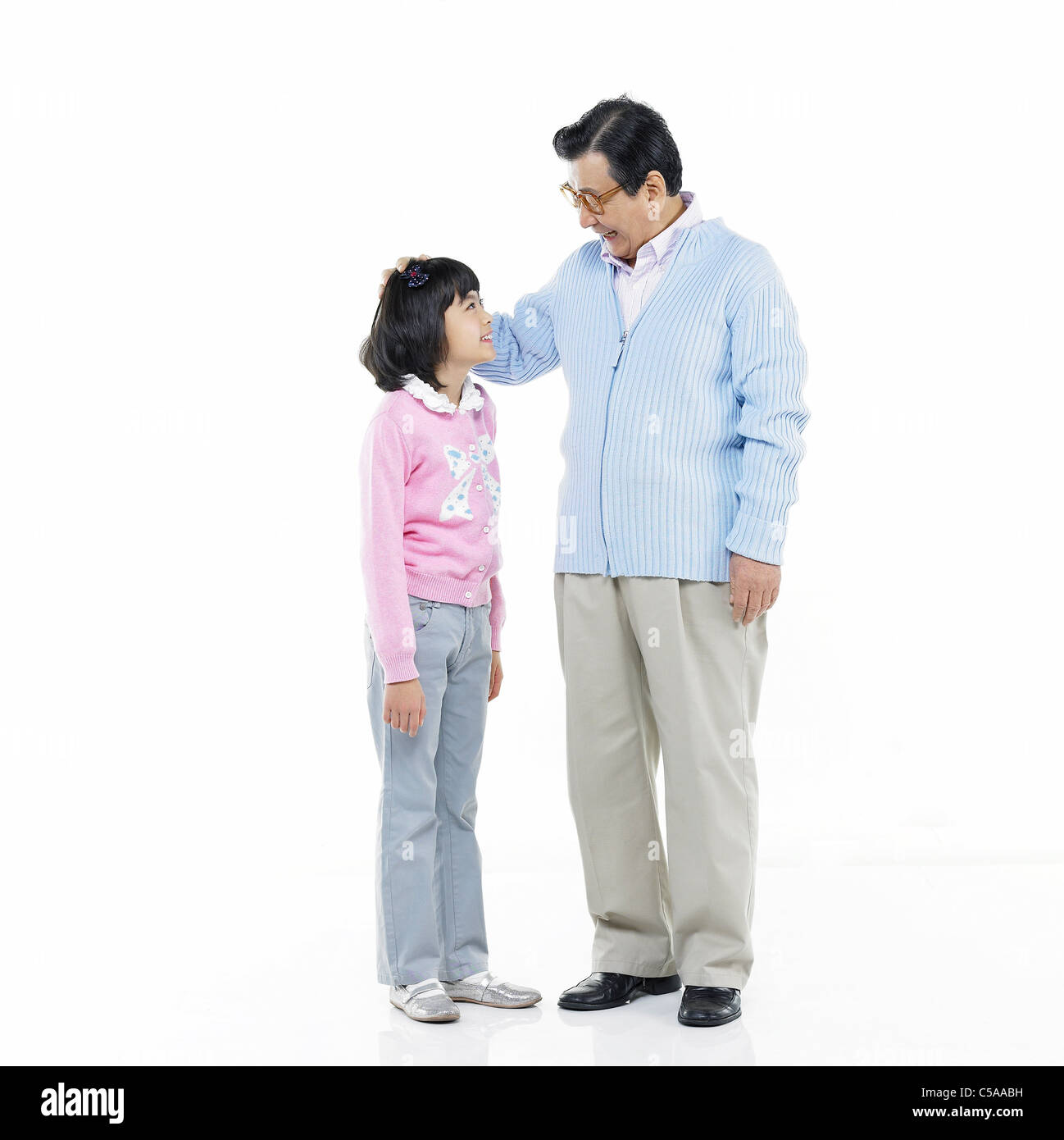 Grand-père avec sa petite-fille debout Banque D'Images