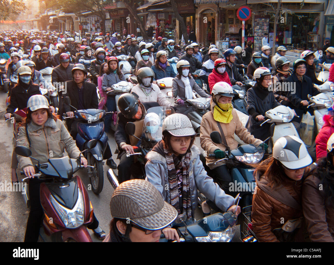 La fin de l'après-midi l'heure de pointe du trafic de motos à St Hang Gai, vieux quartier de Hanoi, Vietnam Banque D'Images