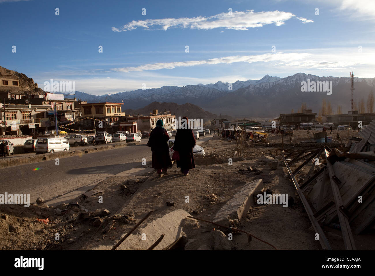 Les femmes ladakhis dans Talmisani-tselding, l'un des lieux à Leh qui a été durement touchée par les inondations en août 2010. Banque D'Images