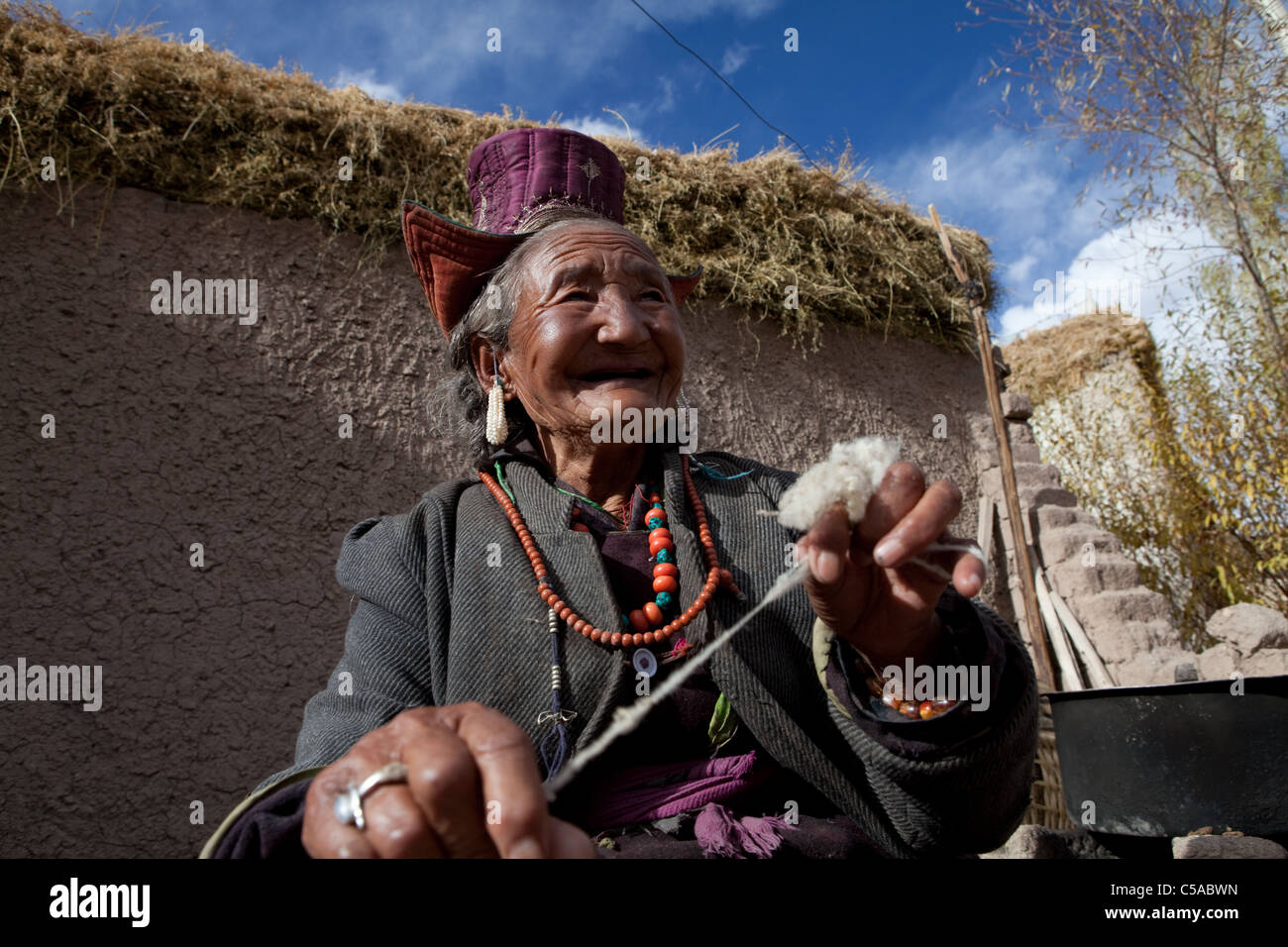 Kit Pal est l'un des plusieurs femmes tissant aujourd'hui dans le cadre de l'Alliance des femmes du Ladakh. Banque D'Images