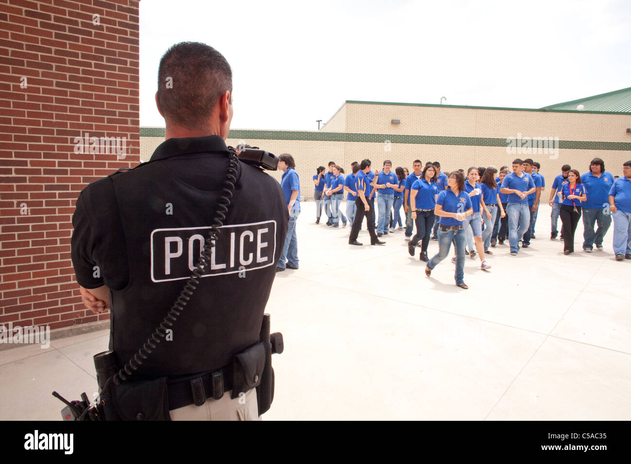 Des policiers de surveiller et de garder un œil sur les élèves du secondaire dans le sud du Texas Banque D'Images