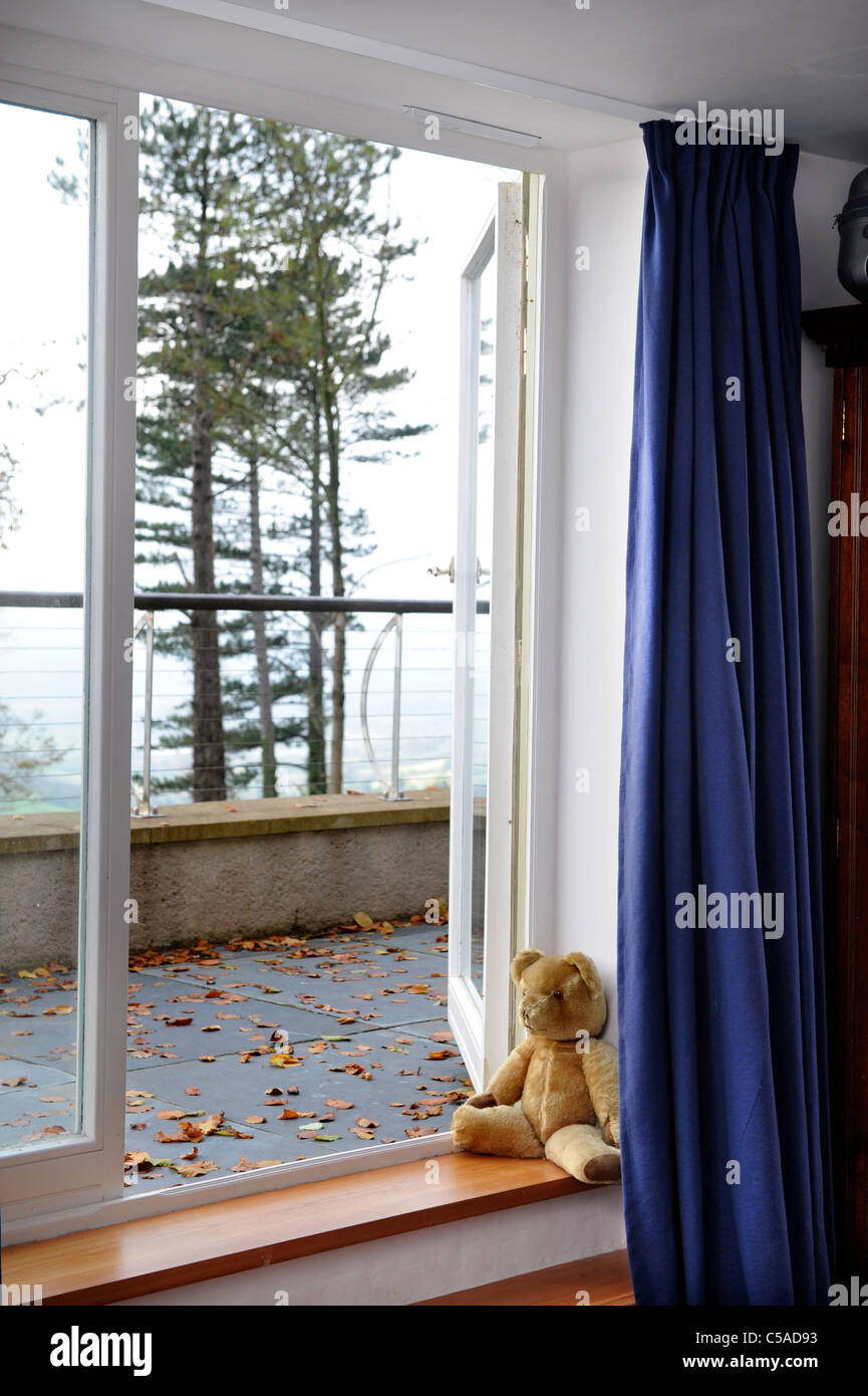 Ourson à la fenêtre d'une maison au cours de l'automne UK Banque D'Images