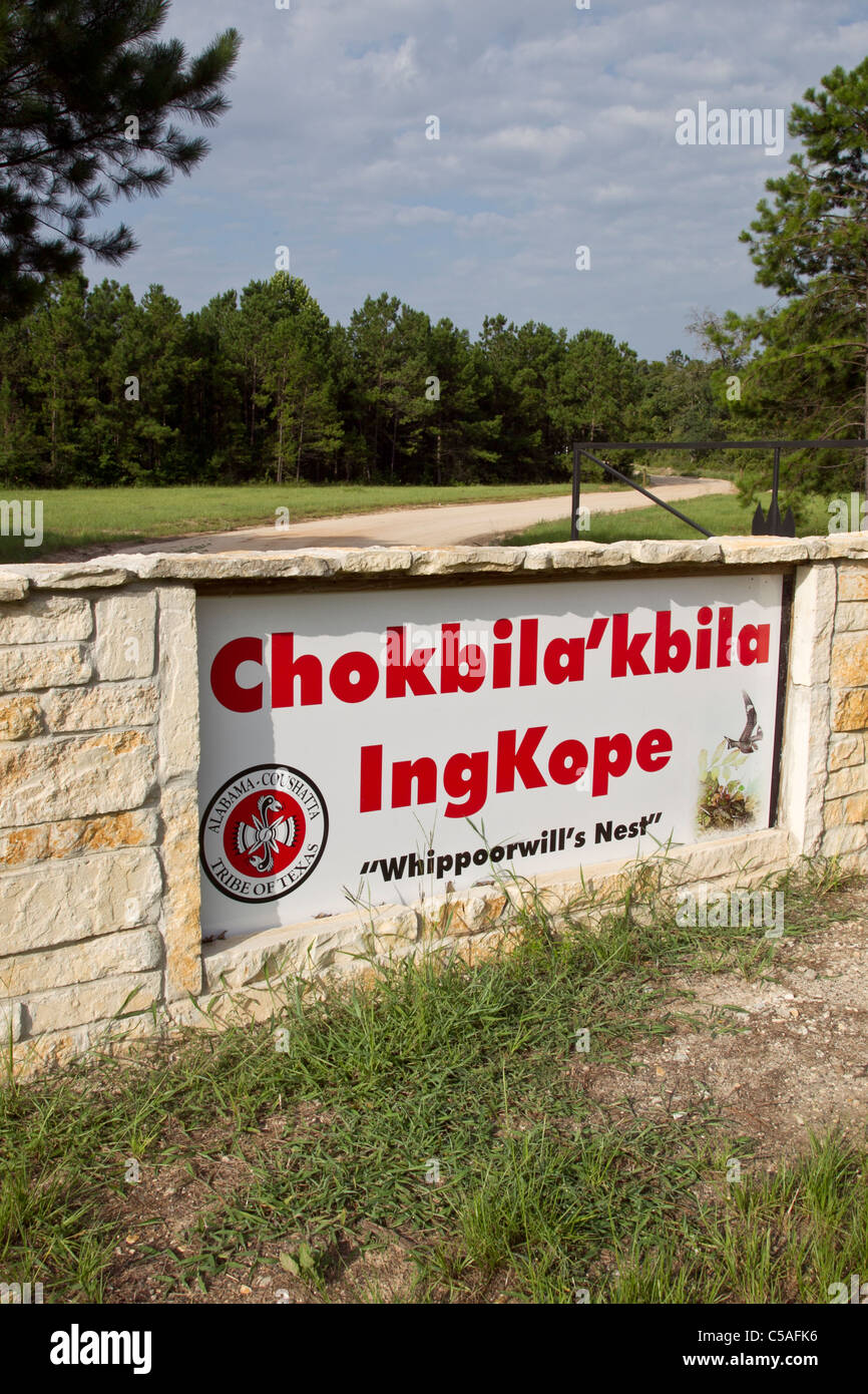 Enseigne à l'extérieur de l'entrée de la tribu indienne Coushatta Alabama reservation dans l'Est du Texas Banque D'Images