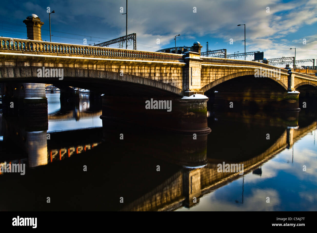 L'Écosse, Glasgow, Glasgow City. Glasgow bridge et pont de chemin de fer enjambant la rivière Clyde à Glasgow. Banque D'Images