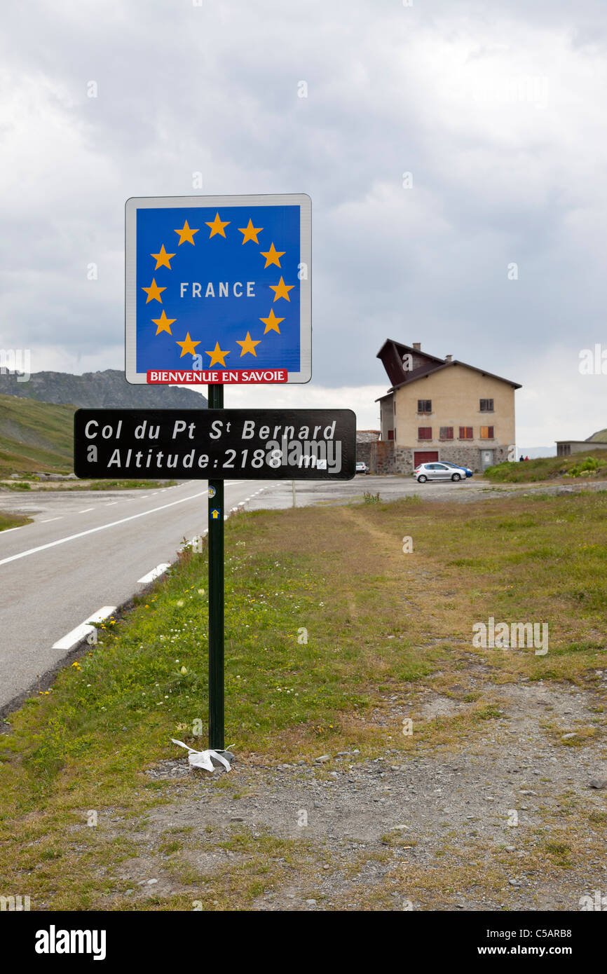 Frontière entre l'Italie et la France au Piccolo San Bernardo col (2188m). Venir en France Banque D'Images
