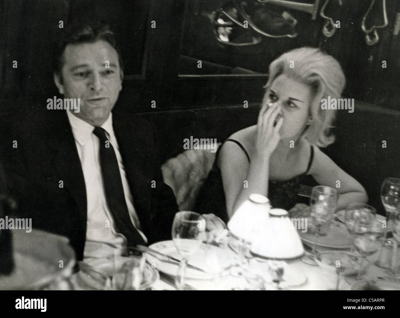 RICHARD BURTON dans un restaurant à Paris avec son épouse Sybil Williams Banque D'Images