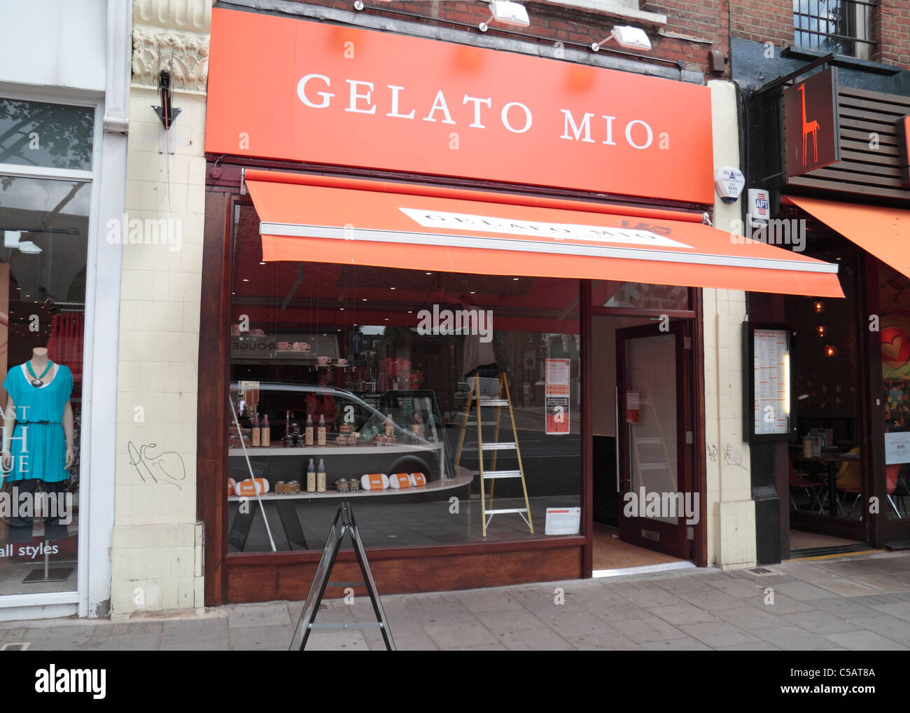 Le gelato Mio Italian Ice Cream Parlour sur Chiswick High Road, à l'ouest de Londres, en Angleterre. Banque D'Images