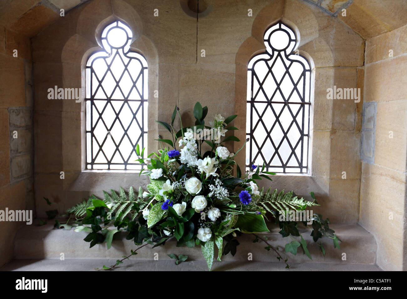 Par Mark Pic Passmore/markpassmore.com. 12/09/2010. Des fleurs de mariage en photo dans une église. Banque D'Images