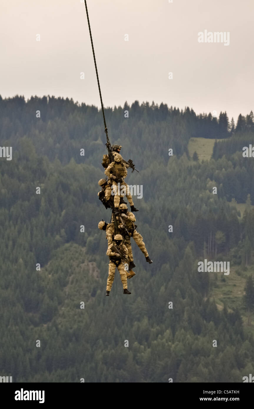 Une fireteam des forces spéciales autrichiennes effectue un espion rig avec un hélicoptère d'extraction Banque D'Images