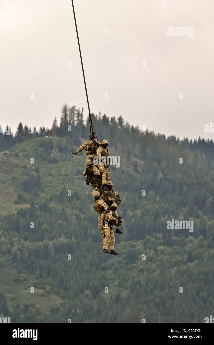 Une fireteam des forces spéciales autrichiennes effectue un espion rig avec un hélicoptère d'extraction Banque D'Images