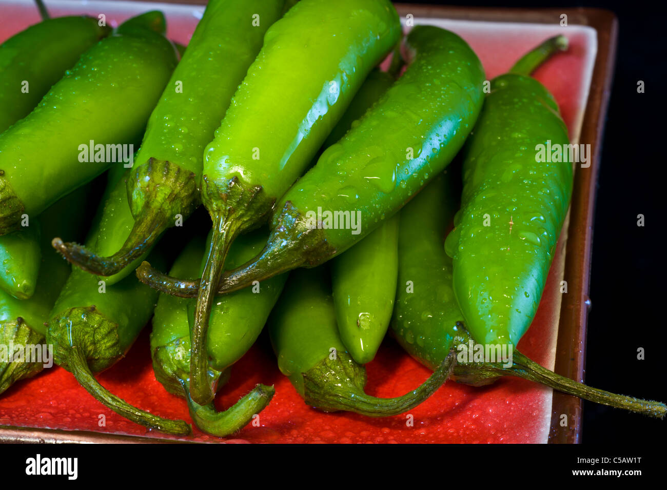 Serrano sont charnues et viandé avec l'unique saveur Serrano si populaire dans la cuisine mexicaine. Banque D'Images