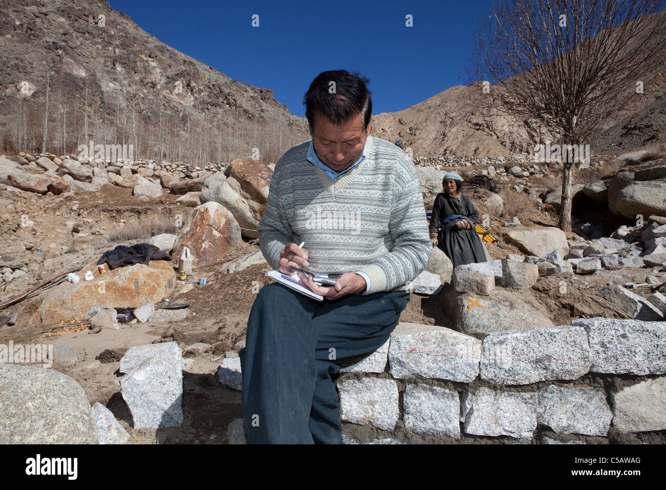 Monsieur Chewang Norphel glacier artificiel à son projet en Nang. Il dispose de 10 projets dans la région pour apporter de l'eau pour les villages locaux. Banque D'Images