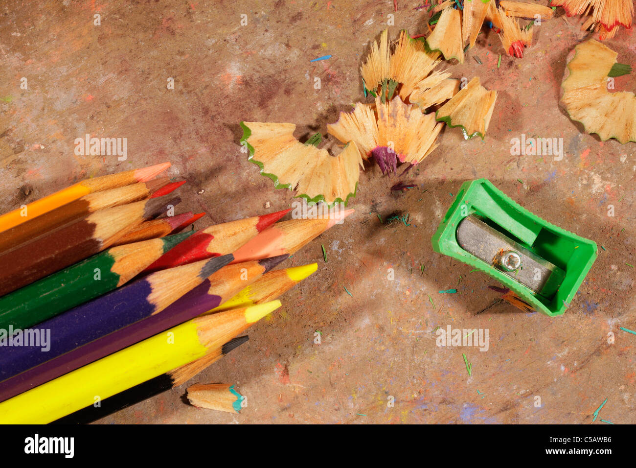 Crayons de couleur, taille-crayon et copeaux de crayon Banque D'Images