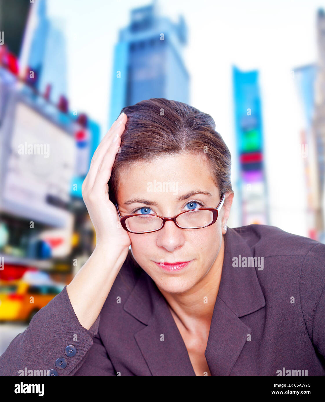 Femme d'appuyée contre Times Square, New York background Banque D'Images