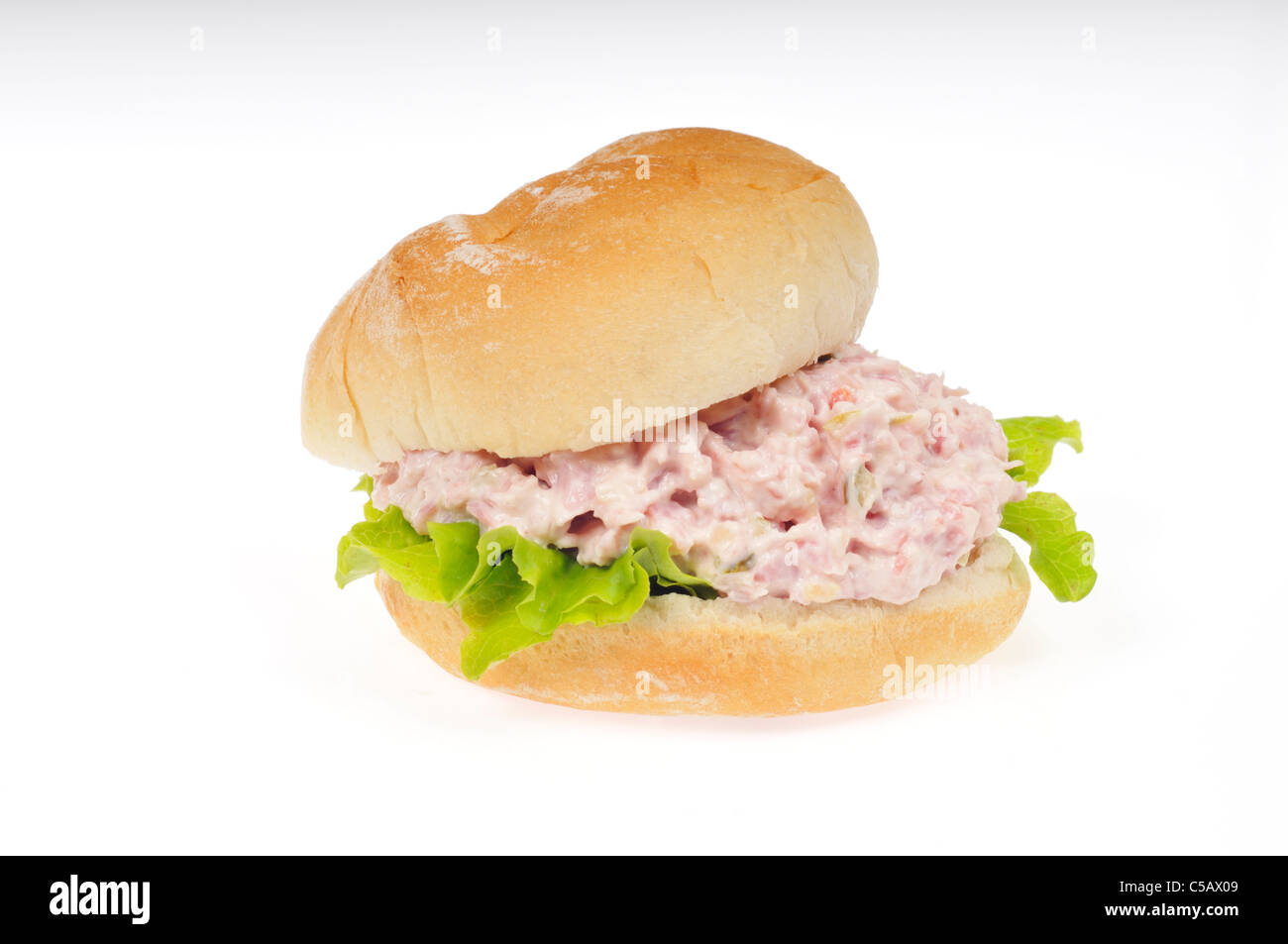 Sandwich à la salade de jambon dans un rouleau de laitue sur fond blanc découpé. Banque D'Images