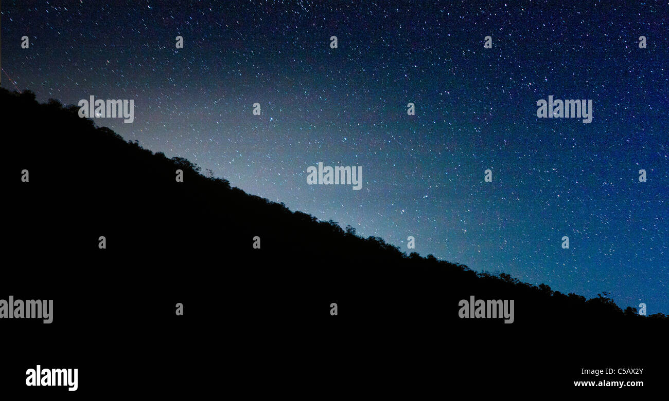 Pleine Lune Se Lève Au Dessus De La Petite Ville De Montagne