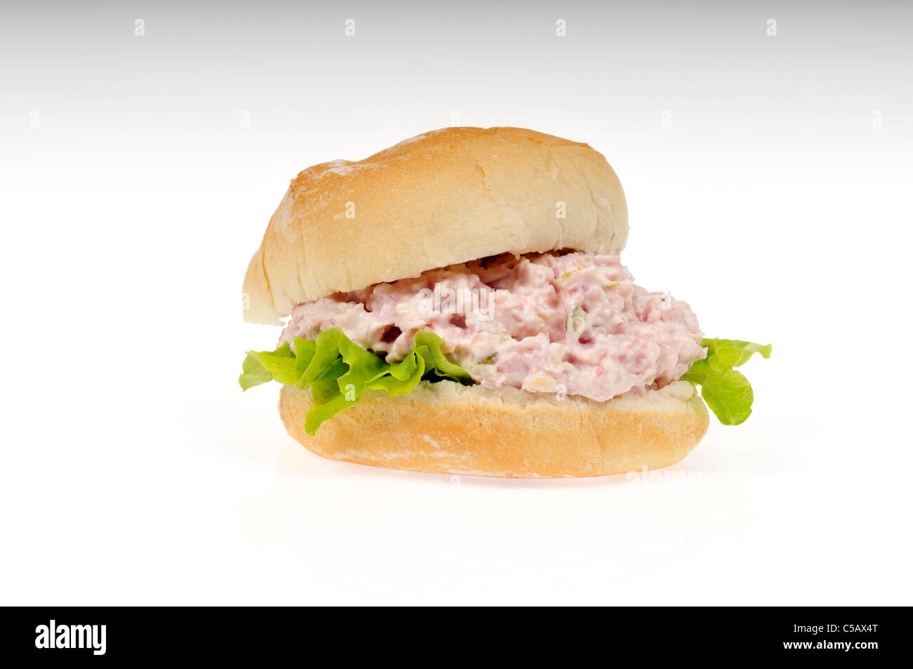Sandwich à la salade de jambon avec de la laitue dans un rouleau, sur fond blanc, cut out. Banque D'Images