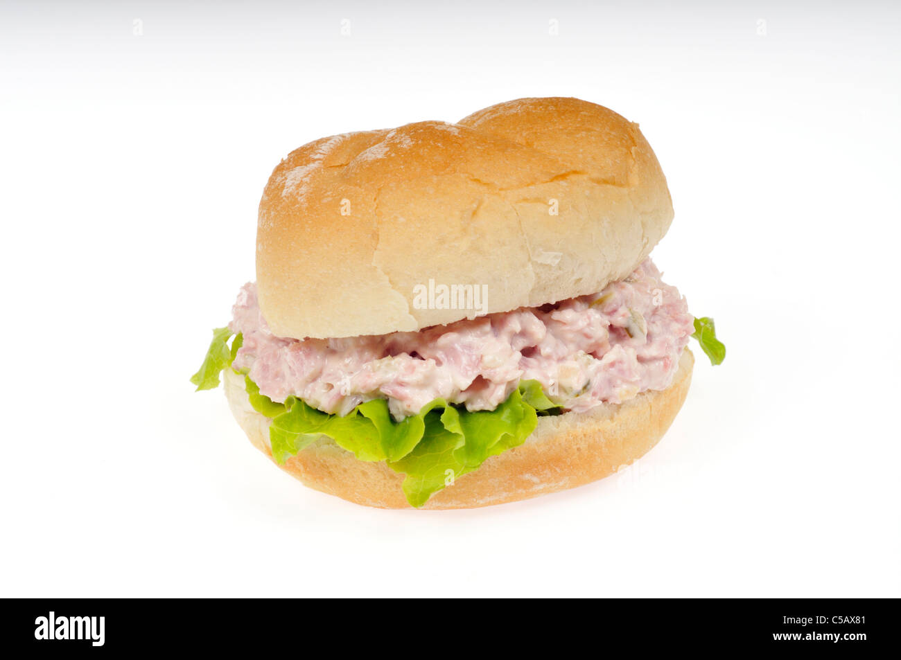 Sandwich à la salade de jambon avec de la laitue dans un rouleau, isolé sur fond blanc Banque D'Images