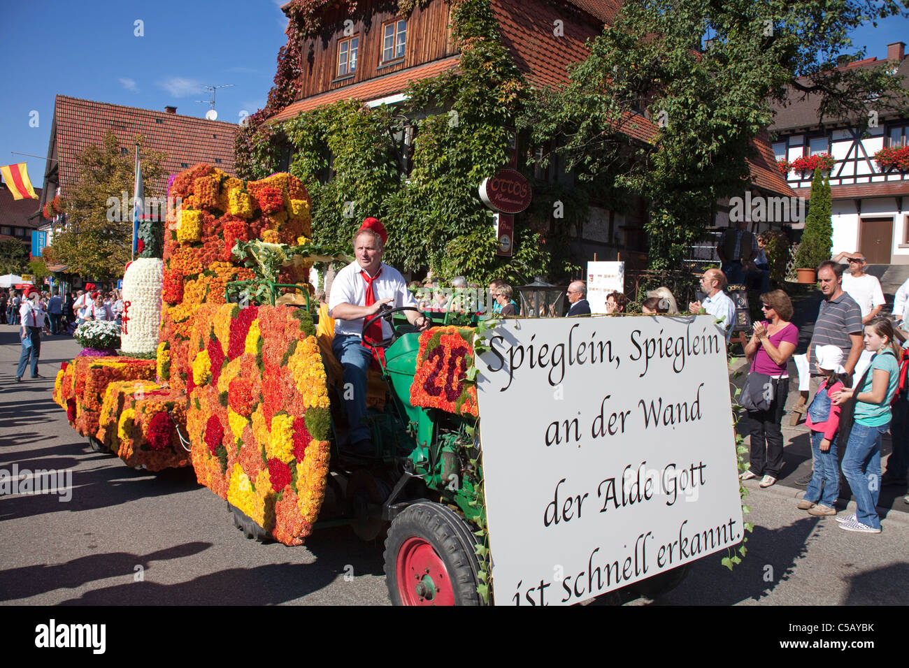 Fête folklorique avec groupes de costumes, festival de récolte, festival du vin, Sasbachwalden, Forêt Noire, Bade-Wurtemberg, Allemagne Banque D'Images
