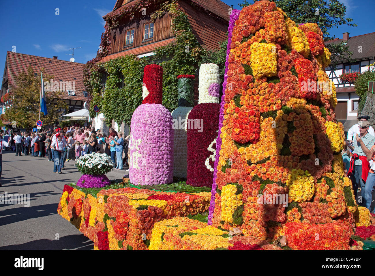 Fête folklorique avec groupes de costumes, festival de récolte, festival du vin, Sasbachwalden, Forêt Noire, Bade-Wurtemberg, Allemagne Banque D'Images