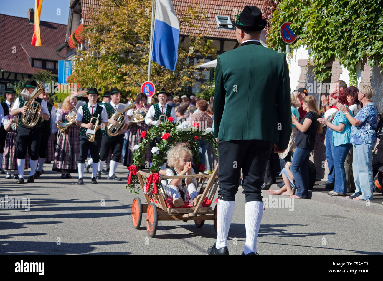 Fête folklorique avec groupes de costumes, festival de récolte, festival du vin, Sasbachwalden, Forêt Noire, Bade-Wurtemberg, Allemagne Banque D'Images