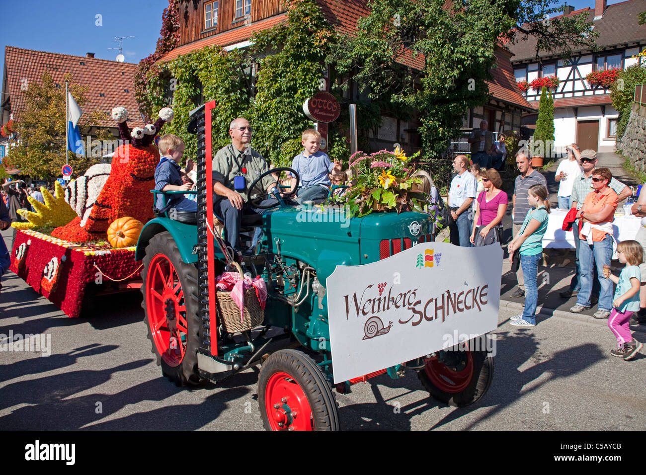 Fête folklorique avec groupes de costumes, festival de récolte, festival du vin, Sasbachwalden, Forêt Noire, Bade-Wurtemberg, Allemagne Banque D'Images