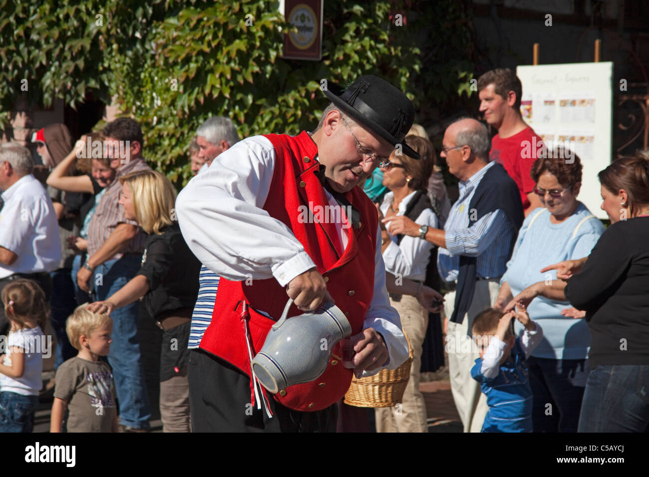 Fête folklorique avec groupes de costumes, festival de récolte, festival du vin, Sasbachwalden, Forêt Noire, Bade-Wurtemberg, Allemagne Banque D'Images