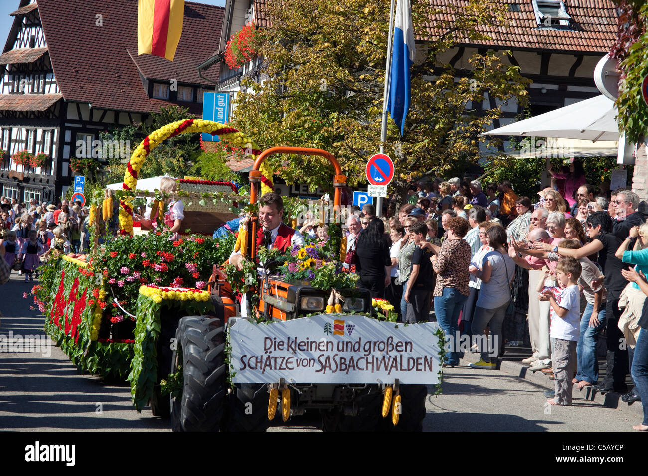 Fête folklorique avec groupes de costumes, festival de récolte, festival du vin, Sasbachwalden, Forêt Noire, Bade-Wurtemberg, Allemagne Banque D'Images