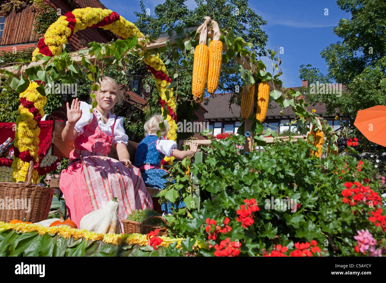 Fête folklorique avec groupes de costumes, festival de récolte, festival du vin, Sasbachwalden, Forêt Noire, Bade-Wurtemberg, Allemagne Banque D'Images