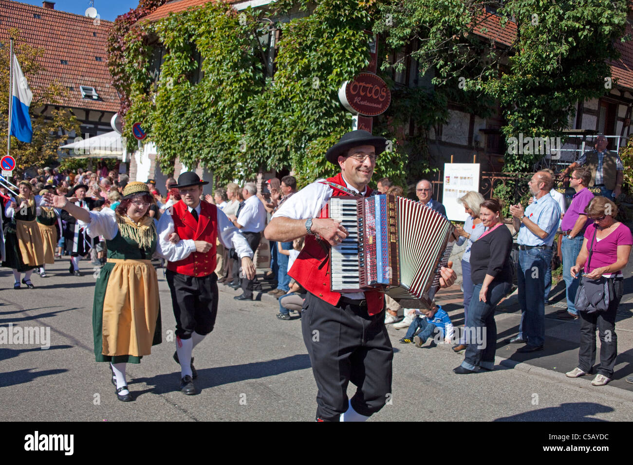 , Trachtengruppe Festumzug, Erntedankfest und Weinfest, Schwarzwald, personnes au festival Harvest Thanksgiving Day, Forêt Noire Banque D'Images