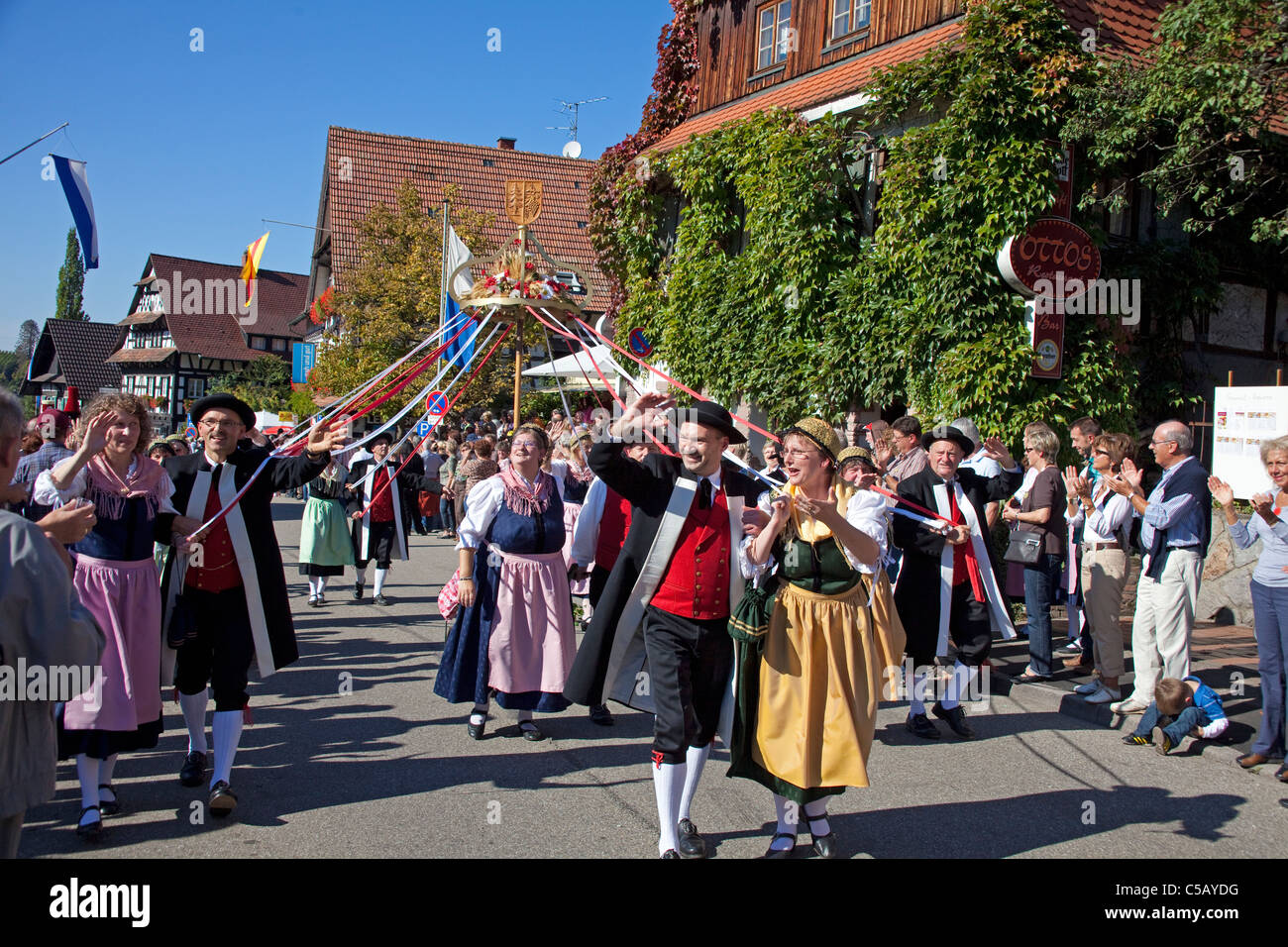 , Trachtengruppe Festumzug, Erntedankfest und Weinfest, Schwarzwald, personnes au festival Harvest Thanksgiving Day, Forêt Noire Banque D'Images