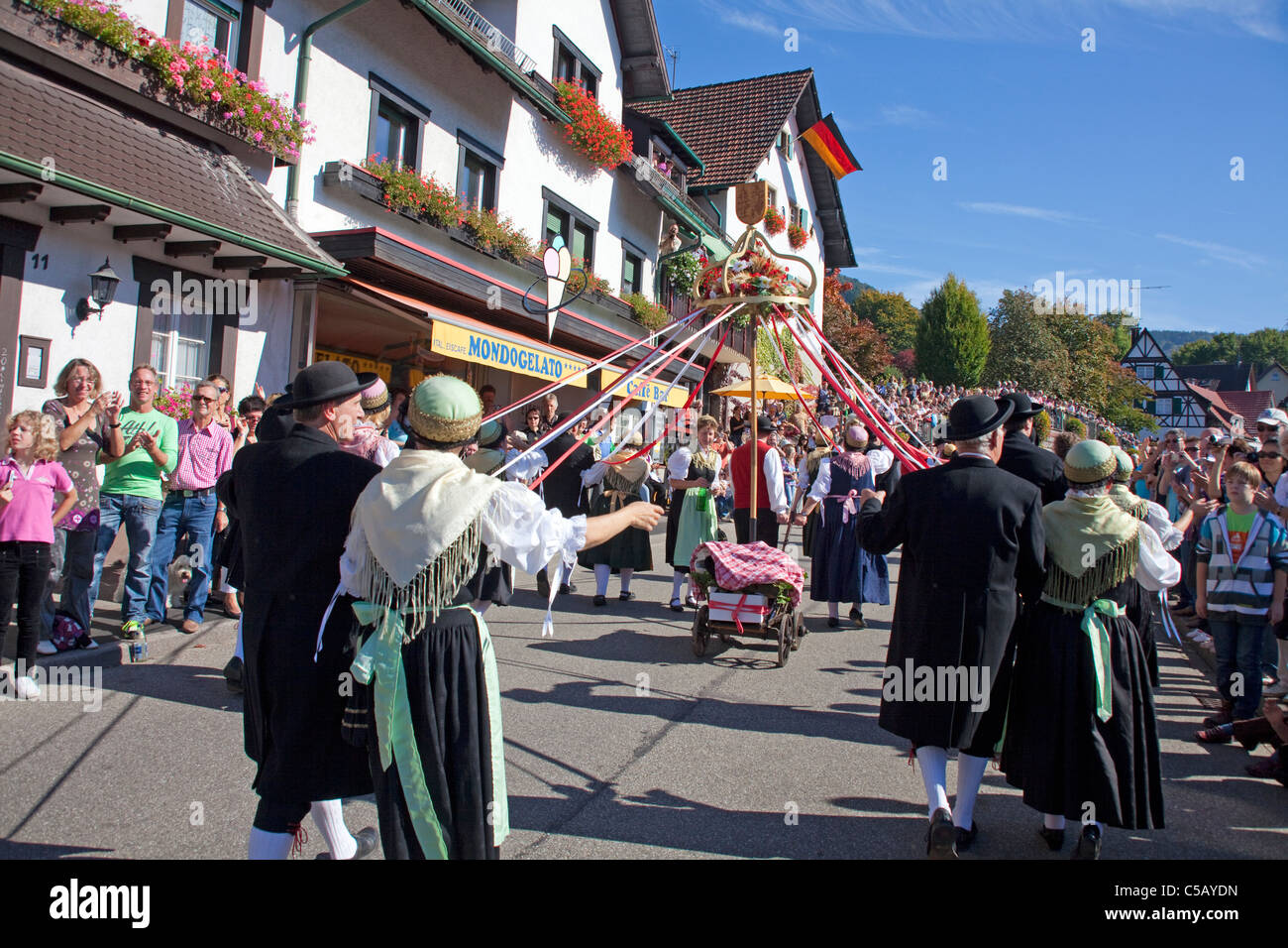 , Trachtengruppe Festumzug, Erntedankfest und Weinfest, Schwarzwald, personnes au festival Harvest Thanksgiving Day, Forêt Noire Banque D'Images