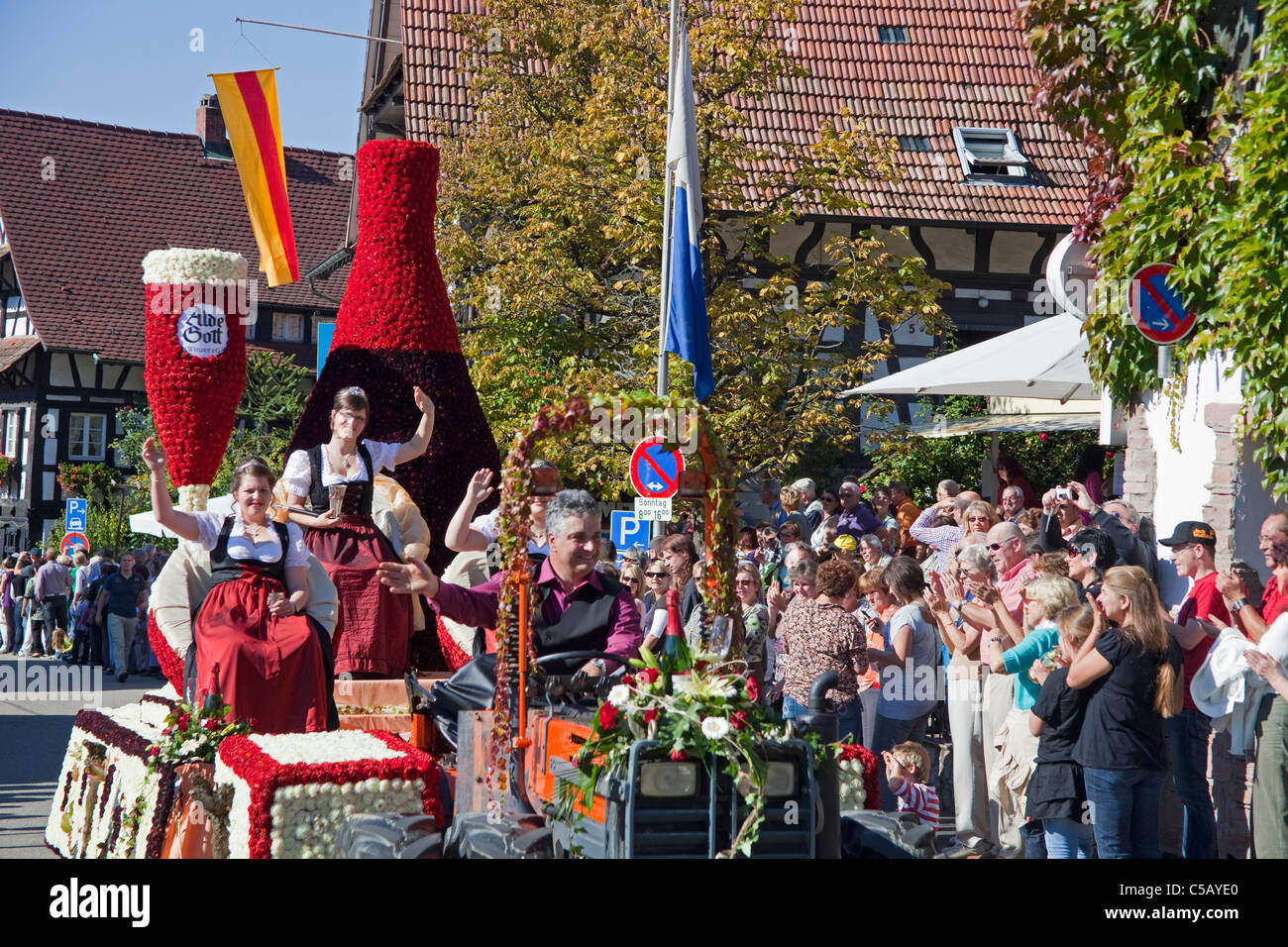 Fête folklorique avec groupes de costumes, festival de récolte, festival du vin, Sasbachwalden, Forêt Noire, Bade-Wurtemberg, Allemagne Banque D'Images