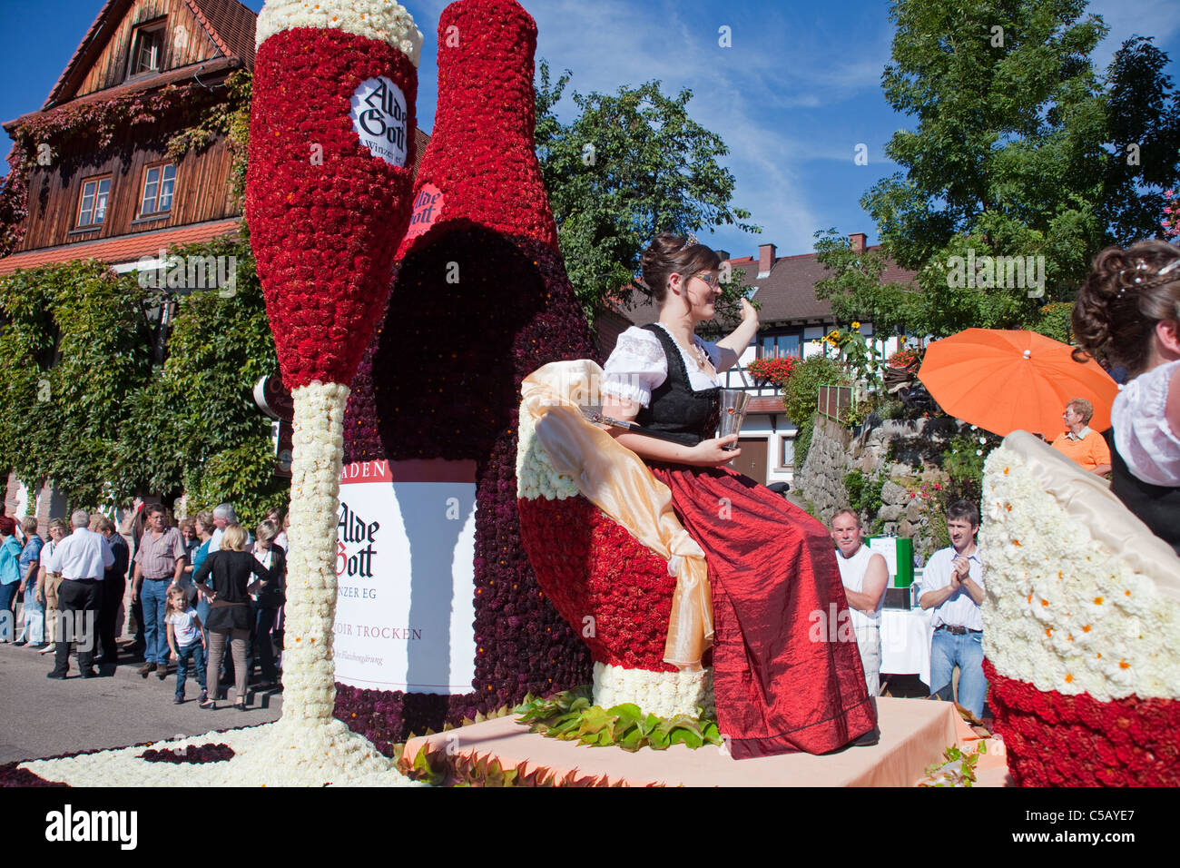 Fête folklorique avec groupes de costumes, festival de récolte, festival du vin, Sasbachwalden, Forêt Noire, Bade-Wurtemberg, Allemagne Banque D'Images