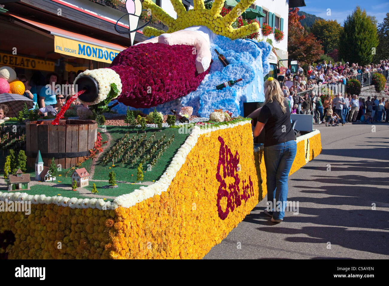 Festwagen, Festumzug, Erntedankfest und Weinfest im Schwarzwald, float harvest festival Thanksgiving Day, Forêt Noire Banque D'Images
