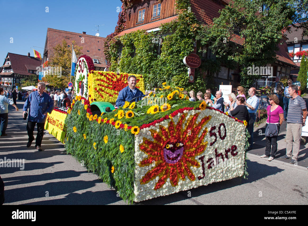 Festwagen, Festumzug, Erntedankfest und Weinfest im Schwarzwald, float harvest festival Thanksgiving Day, Forêt Noire Banque D'Images