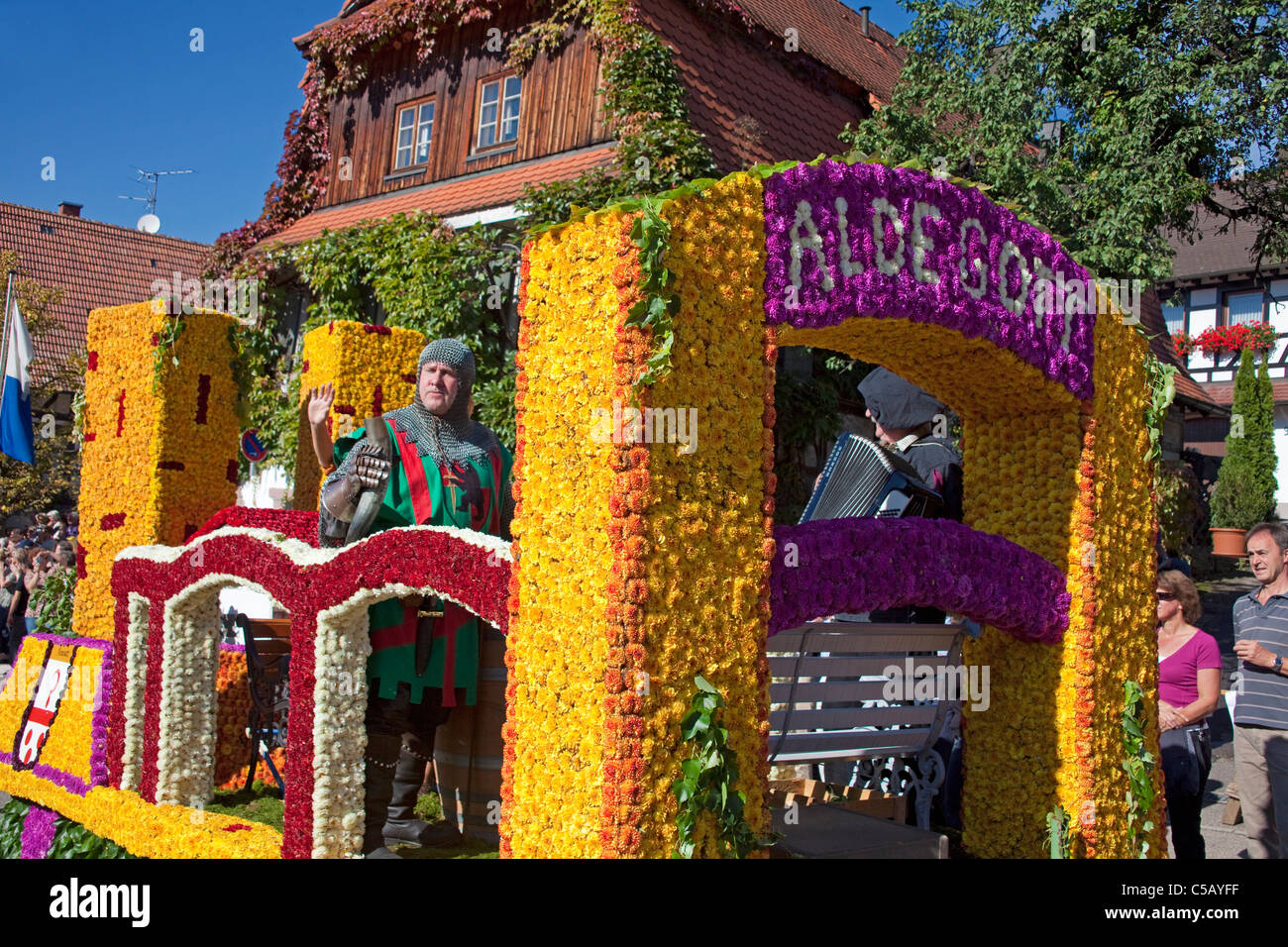 Fête folklorique avec groupes de costumes, festival de récolte, festival du vin, Sasbachwalden, Forêt Noire, Bade-Wurtemberg, Allemagne Banque D'Images