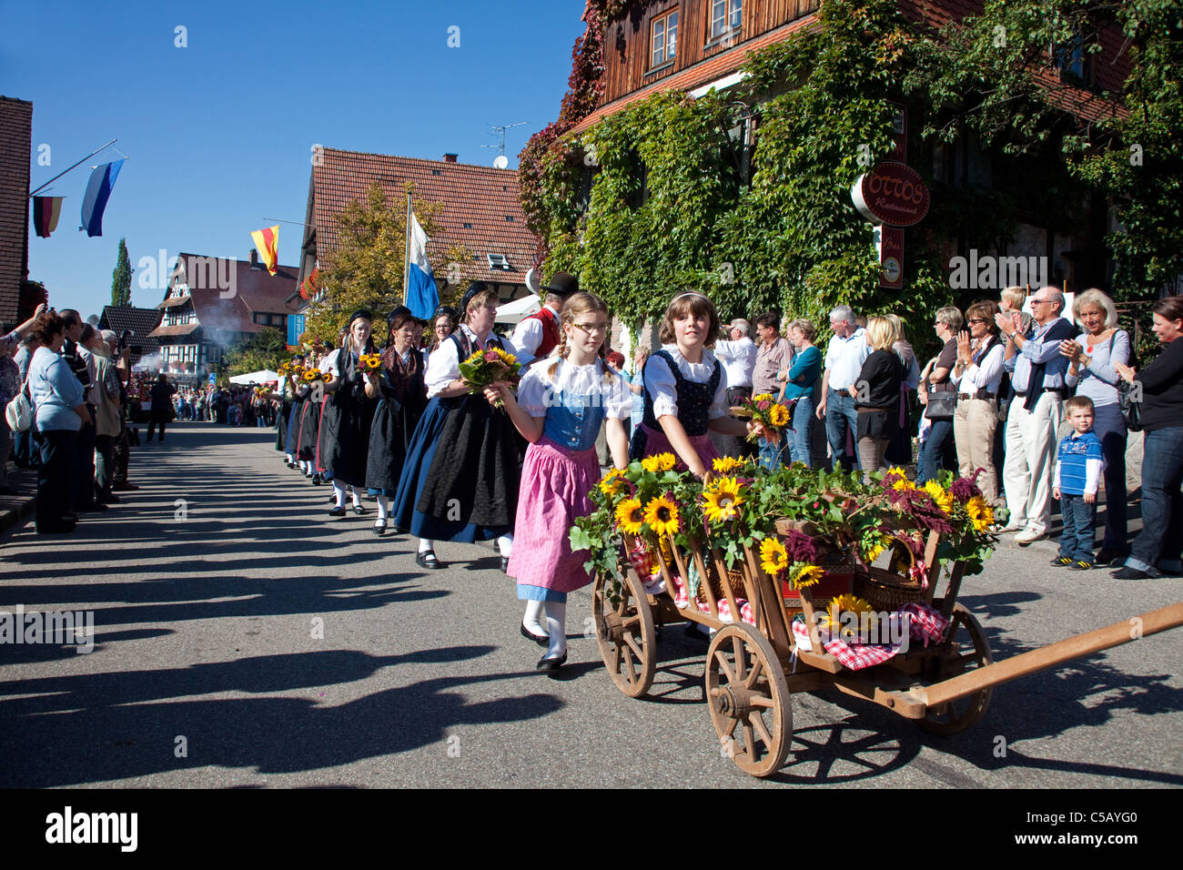 , Trachtengruppe Festumzug, Erntedankfest und Weinfest, Schwarzwald, personnes au festival Harvest Thanksgiving Day, Forêt Noire Banque D'Images