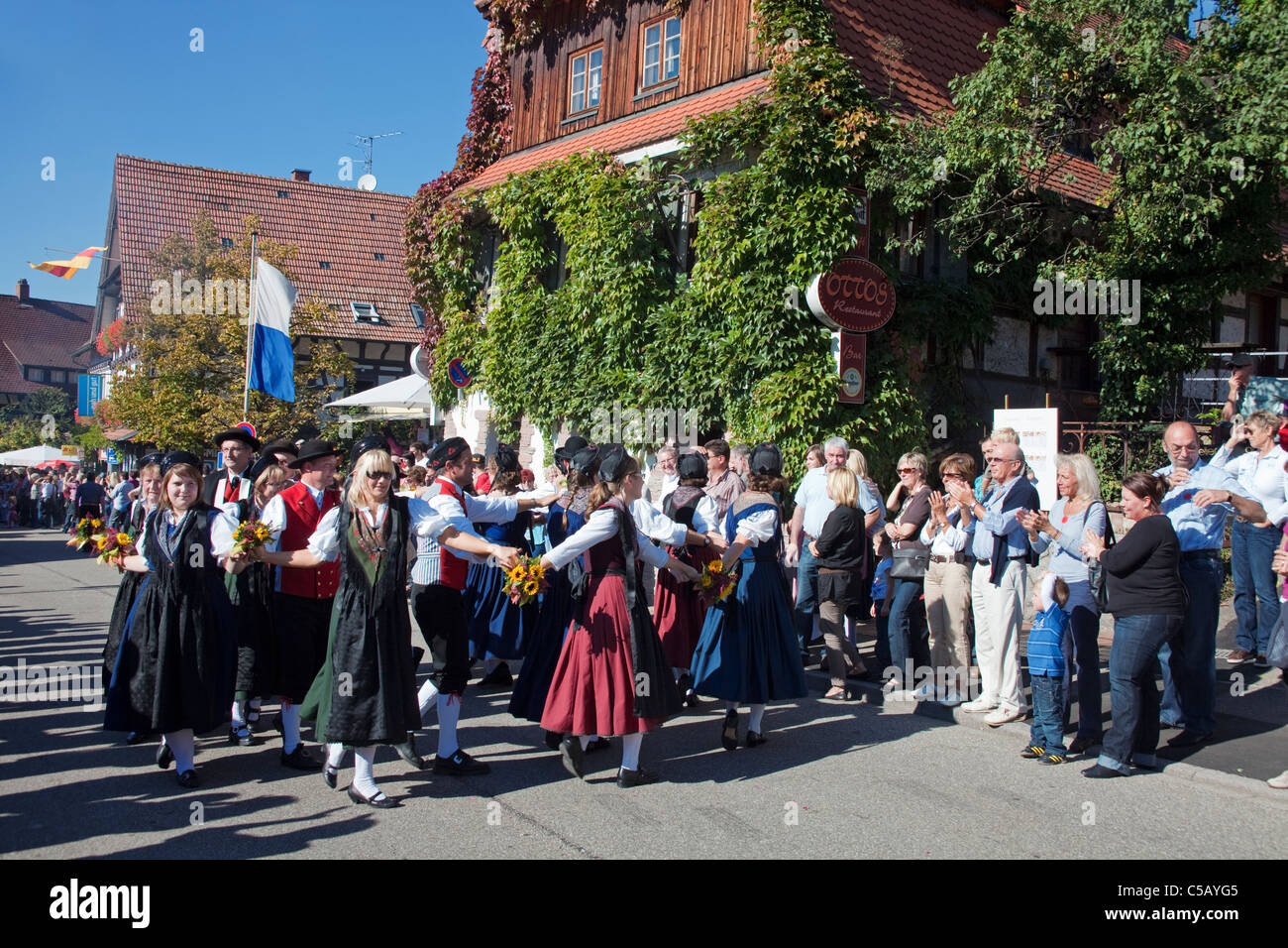 Fête folklorique avec groupes de costumes, festival de récolte, festival du vin, Sasbachwalden, Forêt Noire, Bade-Wurtemberg, Allemagne Banque D'Images